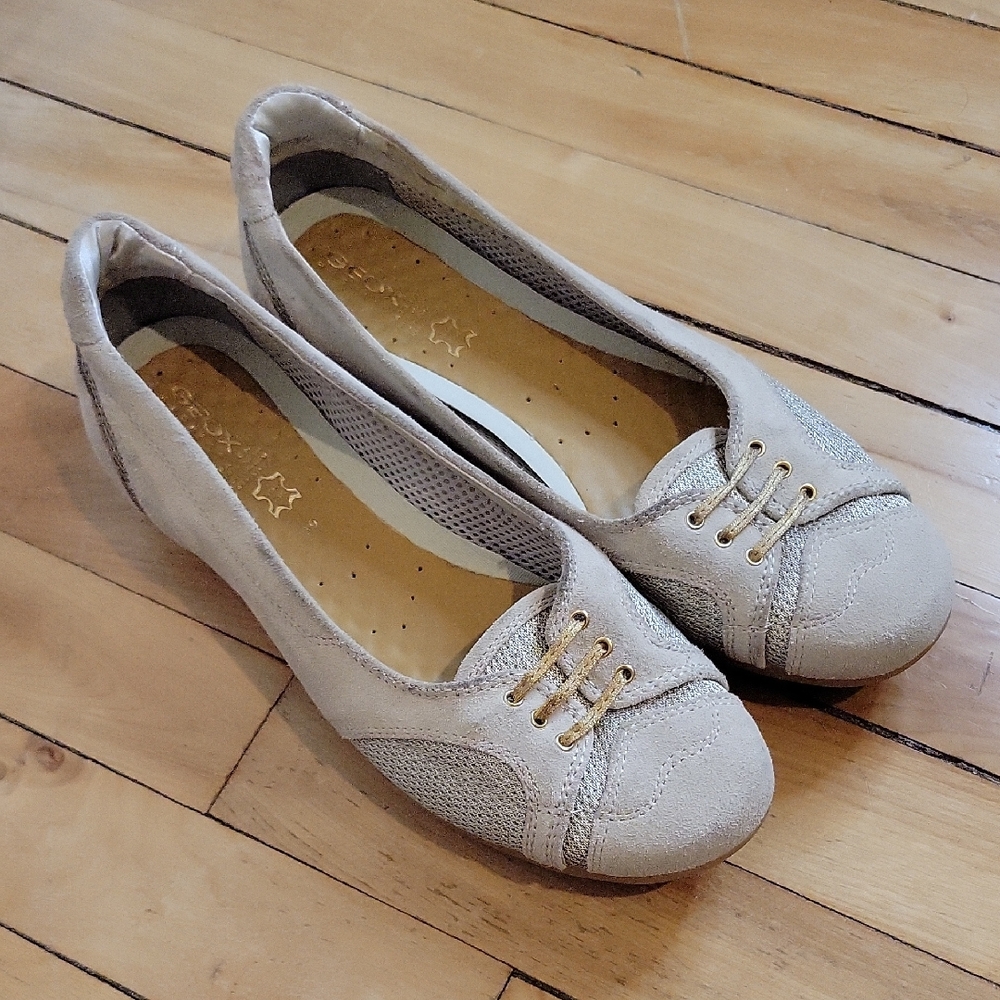 Geox‎ Beige Suede Ballet Flats — Women's 39— Gold Eyelet Detail — Breathable